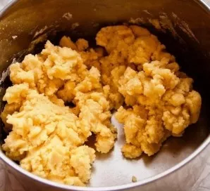 However, the mixture will gradually become softer. When this happens, knead the dough with your hands.