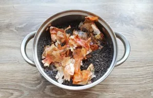 Wash the onion skins and put them in a pot with tea. Place over medium heat and bring to a boil.