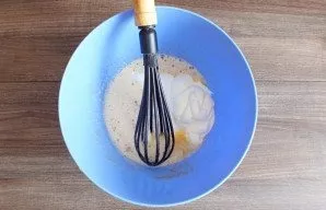 Add 230 grams of sour cream. Stir with a whisk.