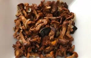 Put the prepared mushrooms on the bottom of the salad bowl.