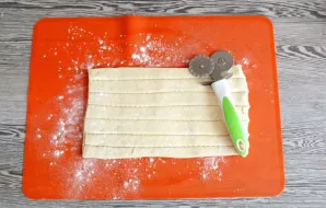 Roll out the thawed dough in one direction. The length of the layer should be 26-28 cm, cut strips 2 cm wide.