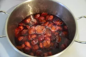 Heat until it boils, but do not bring to a boil, leave to cool completely. Then repeat the heating again until boiling the plums do not m...
