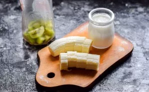 Also chop the peeled banana.