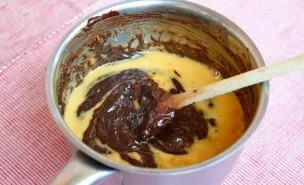 First, mix the yolks and melted chocolate, then pour the resulting mixture into the whites and gently mix again.