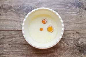 In another bowl, mix the milk, eggs and vegetable oil.