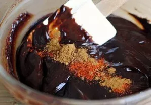 Add vanilla extract, cinnamon, cayenne pepper and coffee (or coffee liqueur). Mix all the ingredients until the mass becomes homogeneous.