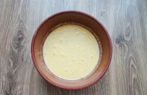 Beat the eggs in a deep bowl and add sugar. Beat everything until fluffy.