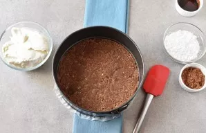Line the bottom of the mold with baking paper. Pour in the cookie mixture and pack well. Put in the refrigerator for 15 minutes.