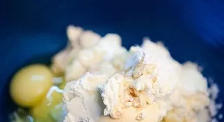 2 mix eggs with cottage cheese, one glass of sugar and vanilla extract. Beat the mixture with a mixer until smooth.