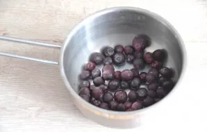 Put the blueberries in a saucepan, heat until tender.