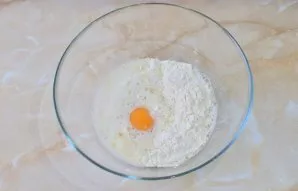 To prepare the dough, pour beer into a bowl. Beat the egg, add the flour.
