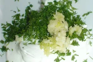 Mix sour cream with garlic and dill.