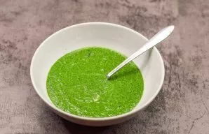 Crush the spinach with a submerged grater and transfer the mixture to a bowl.