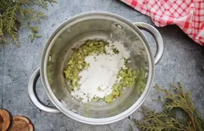 Add flour to a couple, fry for another 3 minutes, stirring.