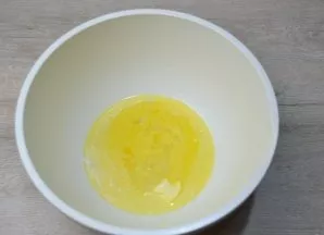 Add 40 grams of sugar, soft butter and half an egg. To put half an egg, beat 1 egg and pour half into the dough.