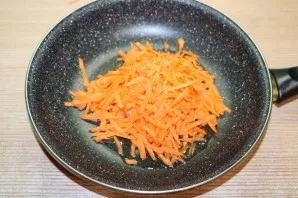 Grate the carrots on a coarse grater and fry in a small amount of oil.