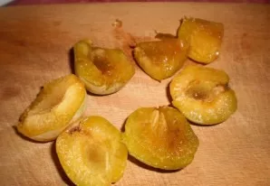 Cut the plums in half, remove the stone, and put the fruits themselves in water.