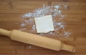 Roll out a piece of thawed dough as thin as possible. Be careful not to tear the dough.