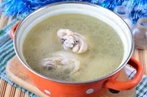 Bring to a boil, salt and boil the thighs for 40 minutes, calmly boiling, cover the pot with a lid.