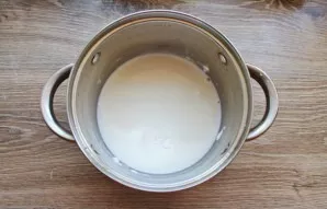 Then pour cold milk into the pot and mix everything.