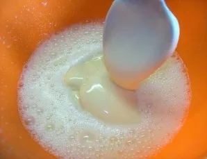 Beat eggs with sour cream and pour condensed milk. Whip.