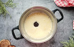 Pour milk into the beaten egg and pour the jam.