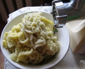 Boil the potatoes and also grind them in a meat grinder. Beat eggs, add salt, pepper, flour. Stir.