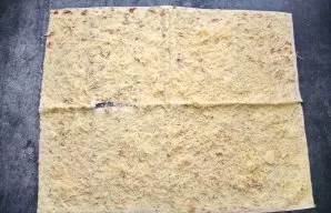 Grate the cheese. Coat the resulting sauce with lavash and sprinkle with cheese.