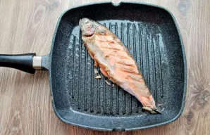 Heat a grill pan with vegetable oil. Cook the trout for one minute on each side, then remove.