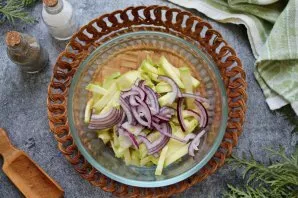 Peel the red onion, chop finely, add to the zucchini and mix.