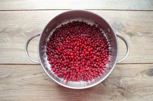 Pour red currants into the syrup.