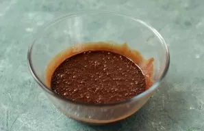 Pour the resulting mass into a bowl, add soda, stir.