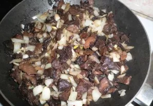 When it becomes golden in color, add the mushrooms cooked halfway to the pan, stir, fry for 2-3 minutes over high heat and turn off. Do n...