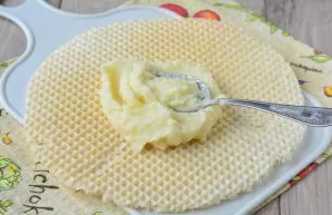 Lubricate the waffles with still warm mashed potatoes.