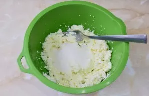 Add sugar and vanilla. You can put a little more or less sugar. Concentrate on your tastes.