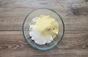 Put semolina and sugar in a bowl.