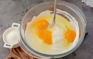 After the time has elapsed, beat the eggs and add sugar. If the eggs are selected large, then 2 pieces are enough, if small - 3 pieces. A...