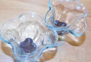 Pour a little melted chocolate into the bottom of the bowls.