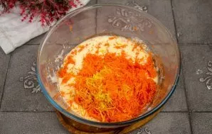 Peel the carrots and grate on a fine grater, add to the curd mass. Put the grated lemon zest.
