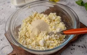 Add semolina to the curd mass, mix.