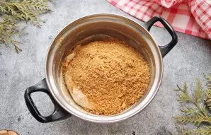 Crush the biscuits into fine crumbs and add to the curd mass. Mix everything thoroughly.