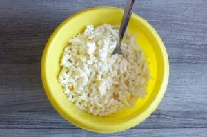 Strain the cottage cheese through a sieve or meat grinder. Put in the egg mixture. Stir.