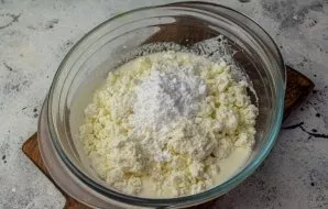 Add cottage cheese and icing sugar.