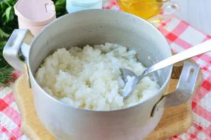 Boil the rice until tender, drain off the excess water. When cooking, salt a little.