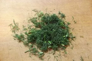 Rinse and dry the fresh greens (only dill is used in this version, but it can be absolutely any greens found in the house). Chop the dill...