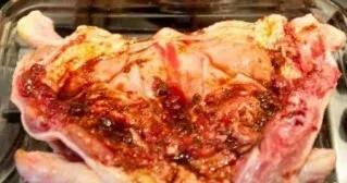 Prepare a chicken marinade: mix soy sauce, chili paste and ginger. Smear the inside of the chicken with marinade.