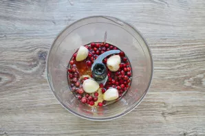 Place lingonberries, peeled garlic, mustard, honey in a blender bowl and add vinegar, vegetable oil and soy sauce. Beat everything until ...