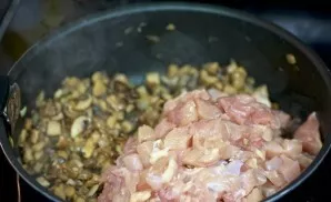 Cut the chicken into small cubes and put in a pan.