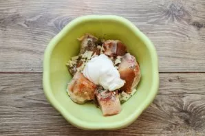 In a bowl with chicken, add sour cream and mix.