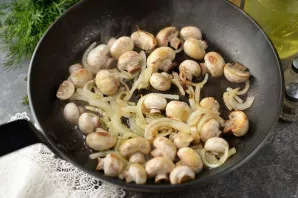 Cut the mushrooms in half, fry with onions under the lid for 3-4 minutes.